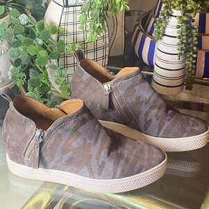 Susina Adara Wedges Blue/Gray Camouflage Zip-Up Sneakers